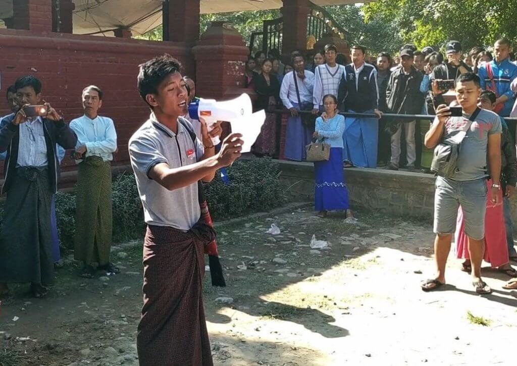A member of the Yadanabon Student Union speaks to a crowd during protests on Yadanabon University campus, December 28, 2018. ©Voice of Myanmar